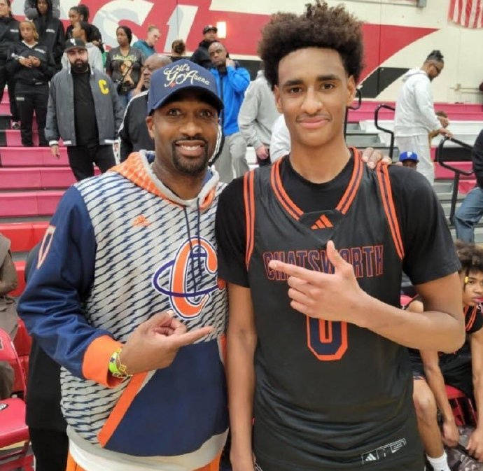 阿里纳斯之子遭遇严重车祸 Cybertruck被撞毁